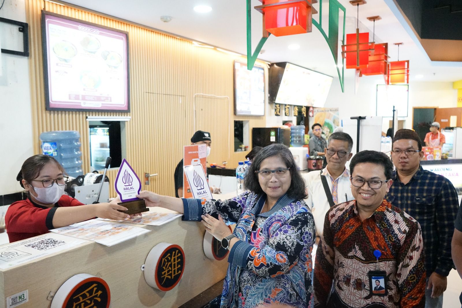 Pj Wali Kota Kediri Bersama Kepala KPwBI Kediri Serahkan Tanda Halal dan Higienis di Foodcourt Kediri Town Square