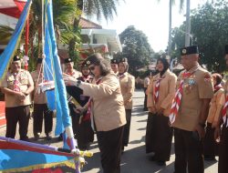 Pj Wali Kota Kediri Sematkan Tanda Penghargaan Gerakan Pramuka dalam Apel Besar Hari Pramuka ke-63