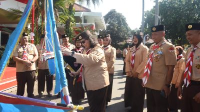 Pj Wali Kota Kediri Sematkan Tanda Penghargaan Gerakan Pramuka dalam Apel Besar Hari Pramuka ke-63