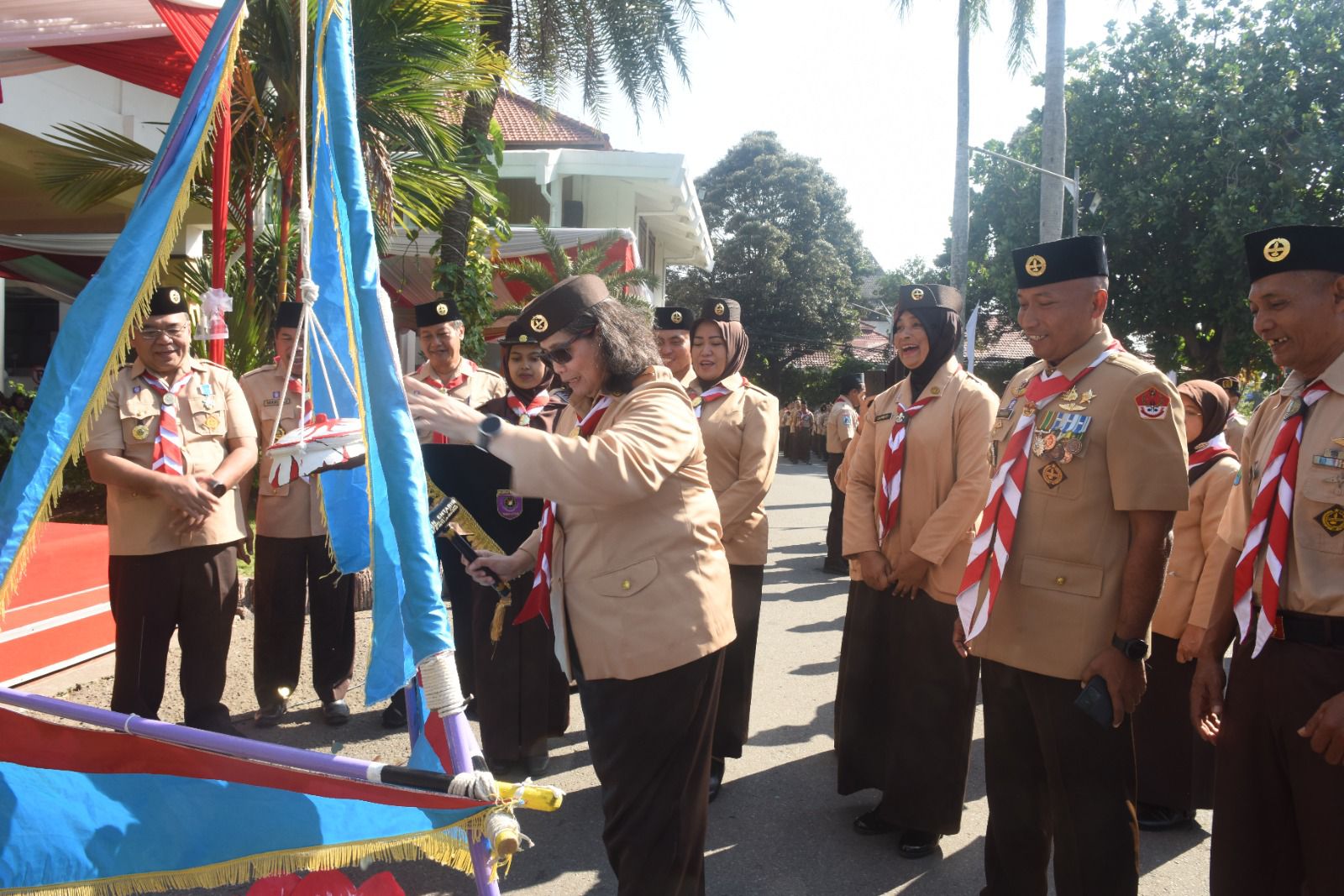 Pj Wali Kota Kediri Sematkan Tanda Penghargaan Gerakan Pramuka dalam Apel Besar Hari Pramuka ke-63