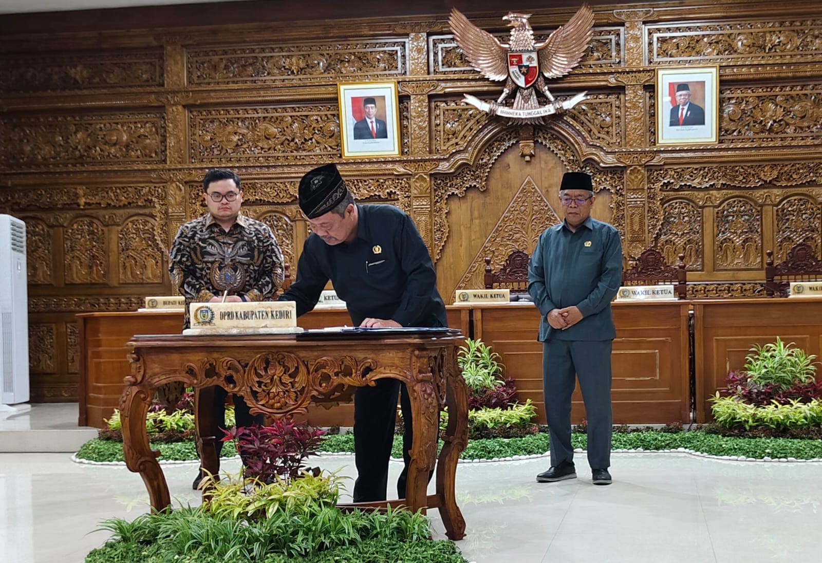 Dewan Kabupaten Kediri Setujui Raperda Penyelenggaraan Kearsipan dan KUA PPAS APBD 2025 Tepat Waktu