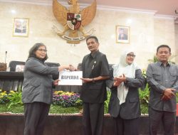 Pj Wali Kota Kediri Zanariah dan Pimpinan DPRD Tanda Tangani Pesetujuan Raperda Tentang Perubahan APBD Tahun Anggaran 2024 Menjadi Perda
