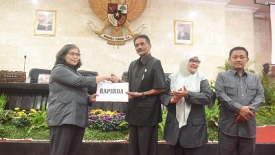 Pj Wali Kota Kediri Zanariah dan Pimpinan DPRD Tanda Tangani Pesetujuan Raperda Tentang Perubahan APBD Tahun Anggaran 2024 Menjadi Perda