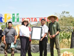 Pj Wali Kota Kediri Tinjau Gedung UPT RPH Kota Kediri Dan Serahkan Sertifikat Halal dan NKV RPH-R