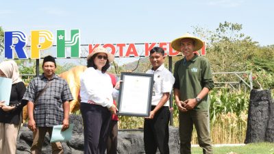 Pj Wali Kota Kediri Zanariah meninjau gedung UPT Rumah Potong Hewan (RPH) Kota Kediri, sekaligus menyerahkan sertifikat halal d