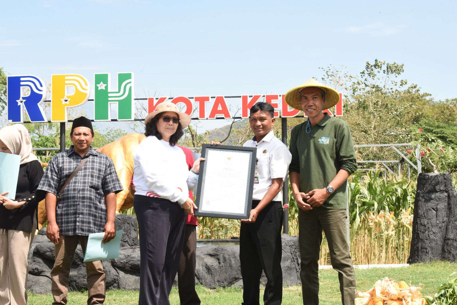 Pj Wali Kota Kediri Zanariah meninjau gedung UPT Rumah Potong Hewan (RPH) Kota Kediri, sekaligus menyerahkan sertifikat halal d