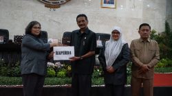 Pj Wali Kota Kediri Tanda Tangani Persetujuan Tiga Raperda Bersama DPRD Kota Kediri