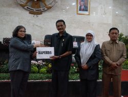 Pj Wali Kota Kediri Tanda Tangani Persetujuan Tiga Raperda Bersama DPRD Kota Kediri