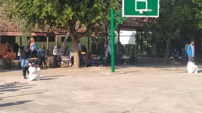 Siswa di SMP Negeri 2 Purwoasri ikuti aneka lomba memeriahkan HUT ke 79 RI (ist)