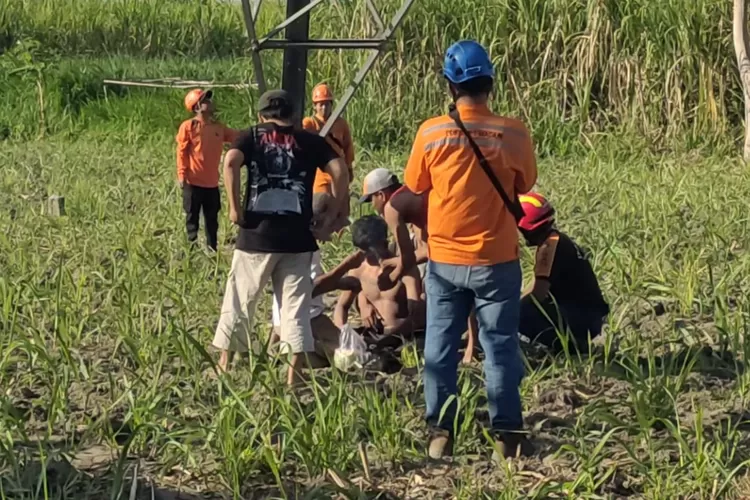 Pemuda di Kediri ini Nekat Panjat Tower Puluhan Meter, Sempat Rusak Tiga Rumah Warga Tempurejo Kediri