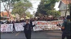 Unjuk Rasa Mahasiswa di Depan DPRD Kota Kediri Berlangsung Ricuh