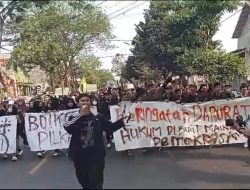 Unjuk Rasa Mahasiswa di Depan DPRD Kota Kediri Berlangsung Ricuh