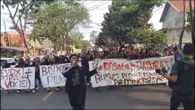 Unjuk Rasa Mahasiswa di Depan DPRD Kota Kediri Berlangsung Ricuh