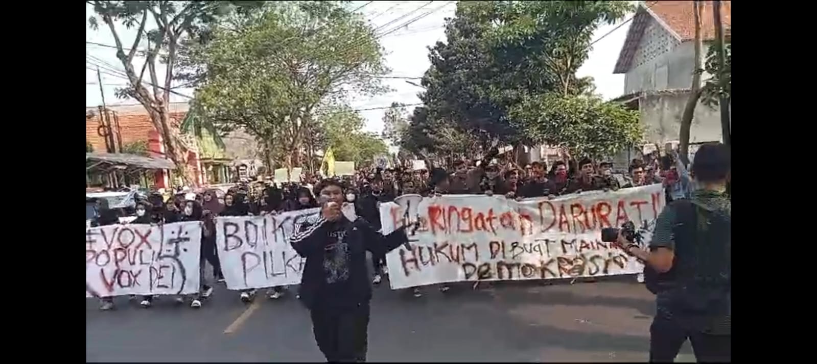 Unjuk Rasa Mahasiswa di Depan DPRD Kota Kediri Berlangsung Ricuh