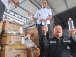 Polres Blitar Amankan Ribuan Botol Minuman Keras Arak Bali, Diangkut Truk, Ditutup Terpal