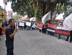 Puluhan Massa Geruduk Pendapo Kabupaten Blitar, Tuntut Usir Warga Luar Blitar yang Diduga Ikut Campur Urusan Pemerintahan