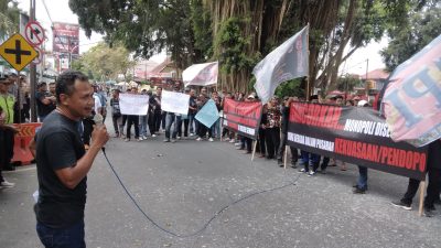 Puluhan Massa Geruduk Pendapa Kabupaten Blitar, Tuntut Usir Warga Luar Blitar yang Diduga Ikut Campur Urusan Pemerintahan