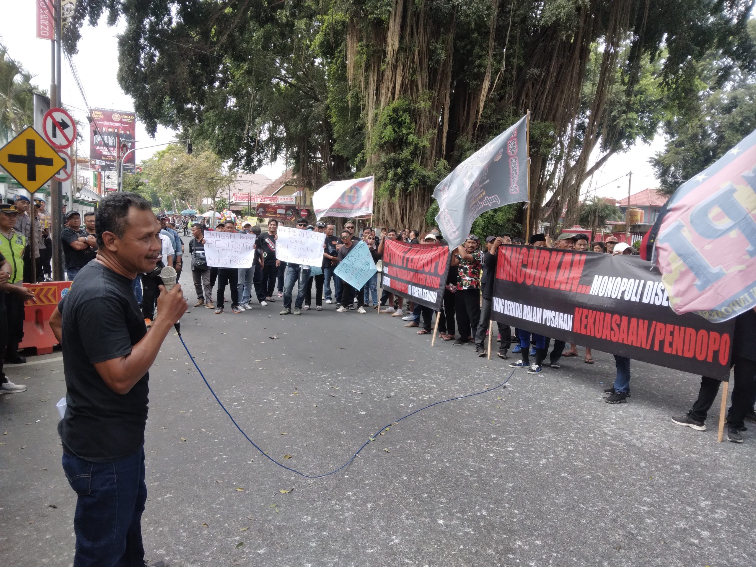 Puluhan Massa Geruduk Pendapa Kabupaten Blitar, Tuntut Usir Warga Luar Blitar yang Diduga Ikut Campur Urusan Pemerintahan