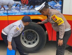 Petugas Gabungan di Trenggalek Lakukan Ramcek Kendaraan Bus Jelang Long Weekend