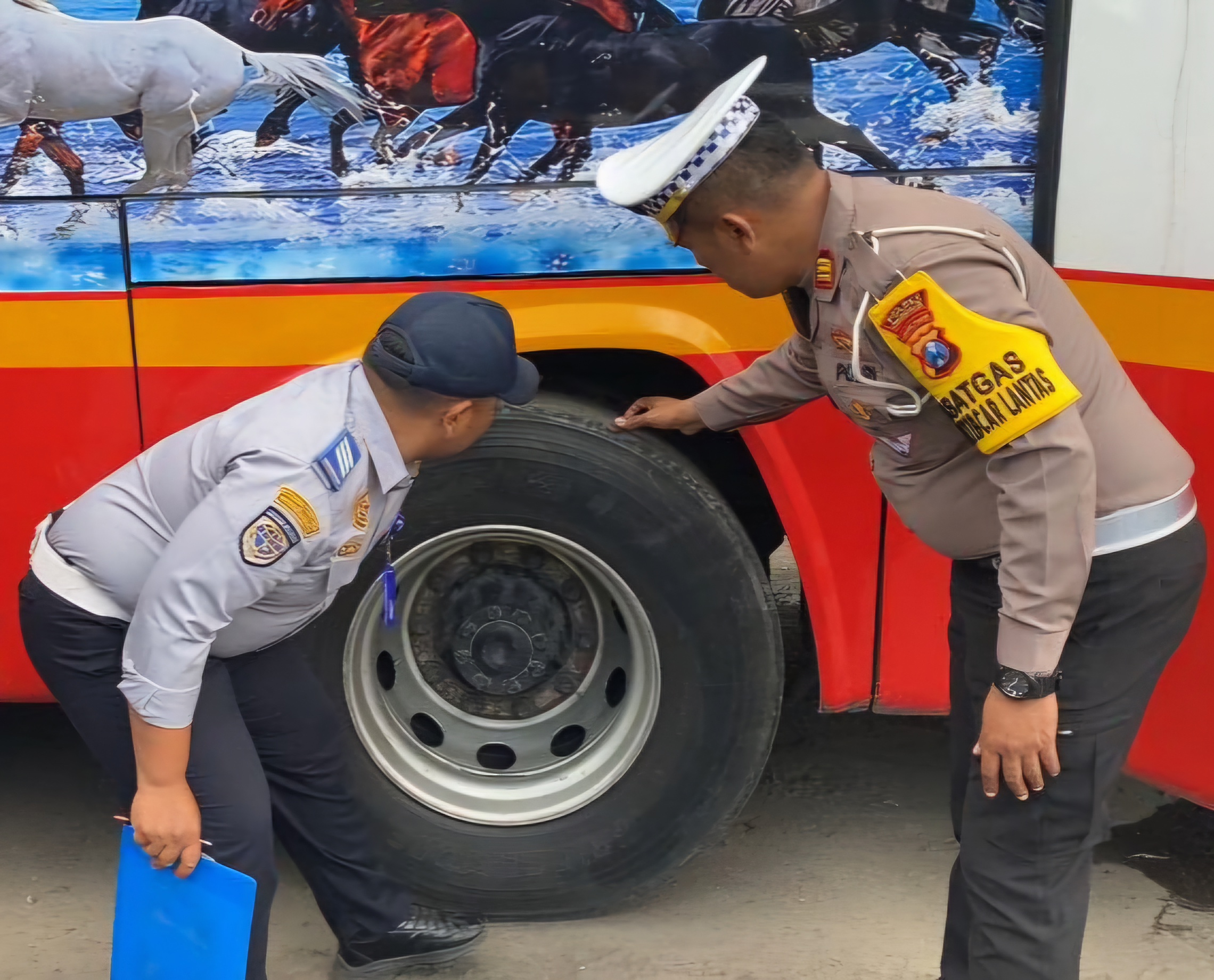 Petugas Gabungan di Trenggalek Lakukan Ramcek Kendaraan Bus Jelang Long Weekend