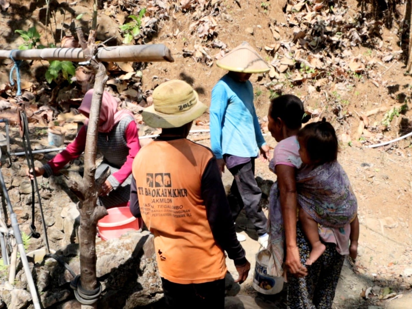 Kekeringan Parah, Ratusan KK di Ponorogo Terpaksa Ambil Air Hingga ke Hutan