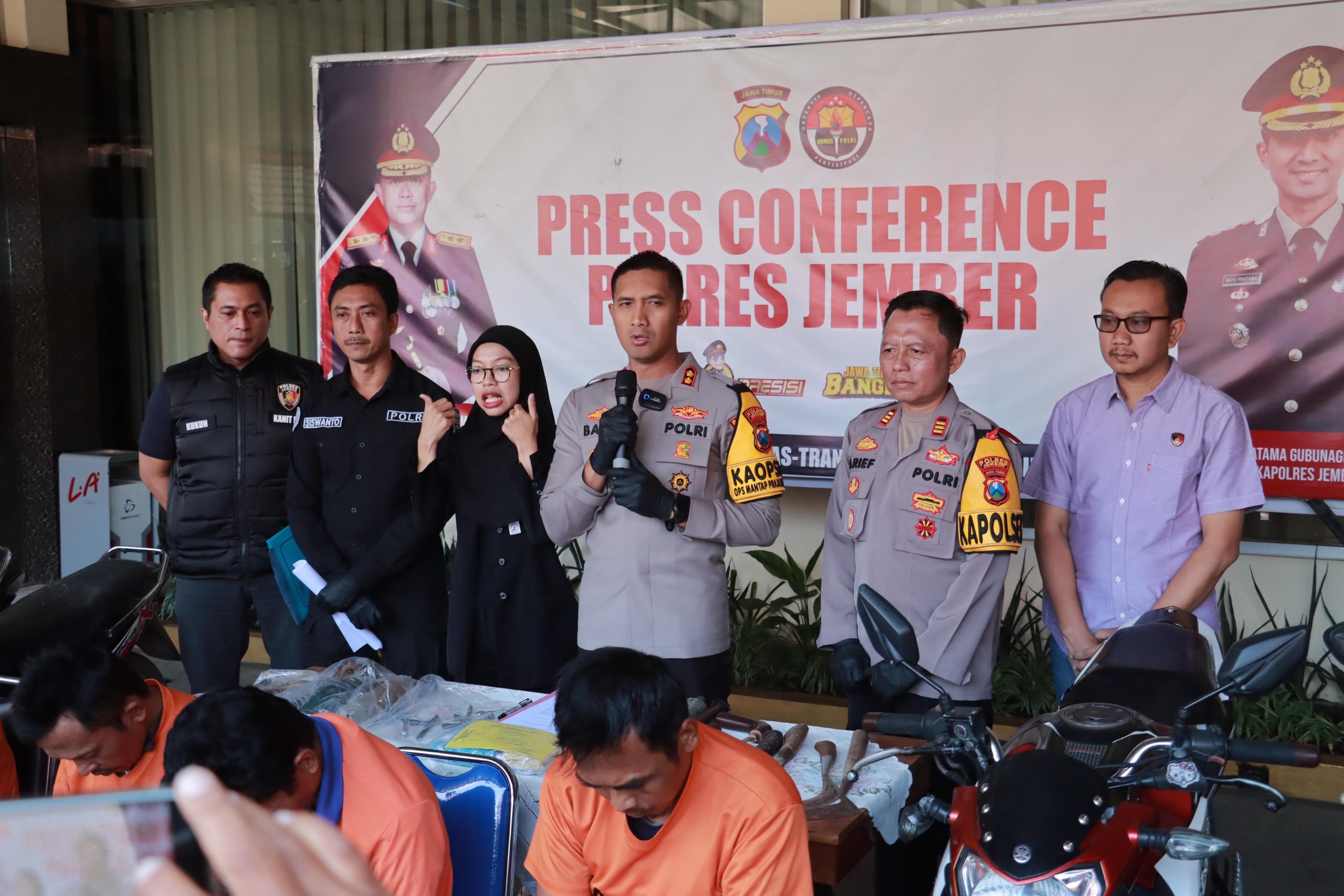 "Kejadian serupa juga dialami oleh MI (26) dan RI (30), yang keduanya menjadi korban pelecehan saat berkendara di jalan umum," ungkap AKBP Bayu Pratama.