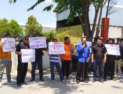 Tuntut Bawaslu Ponorogo Netral, Belasan Masyarakat Gelar Aksi Unjuk Rasa