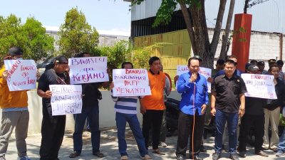 Tuntut Bawaslu Ponorogo Netral, Belasan Masyarakat Gelar Aksi Unjuk Rasa