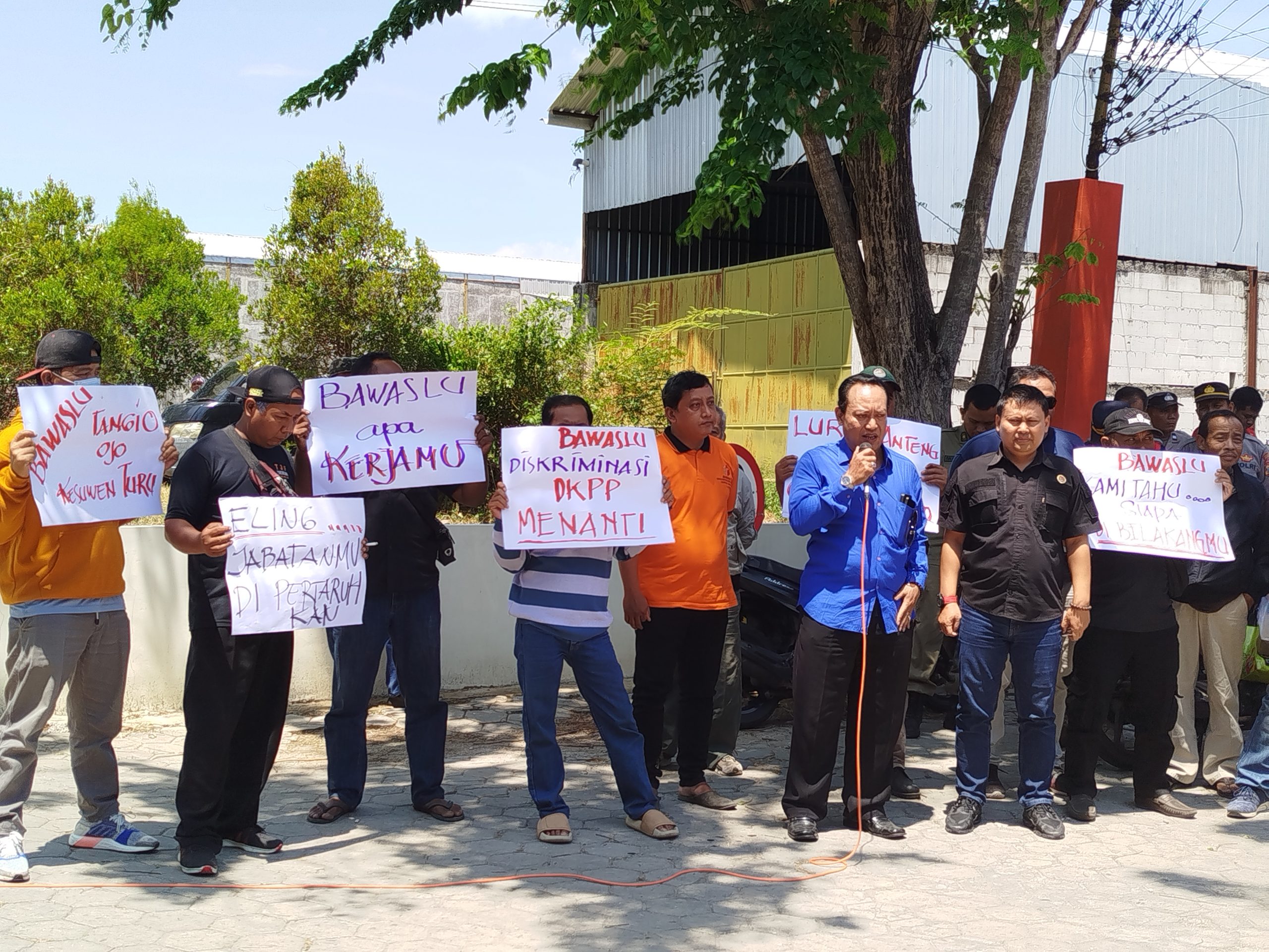 Tuntut Bawaslu Ponorogo Netral, Belasan Masyarakat Gelar Aksi Unjuk Rasa