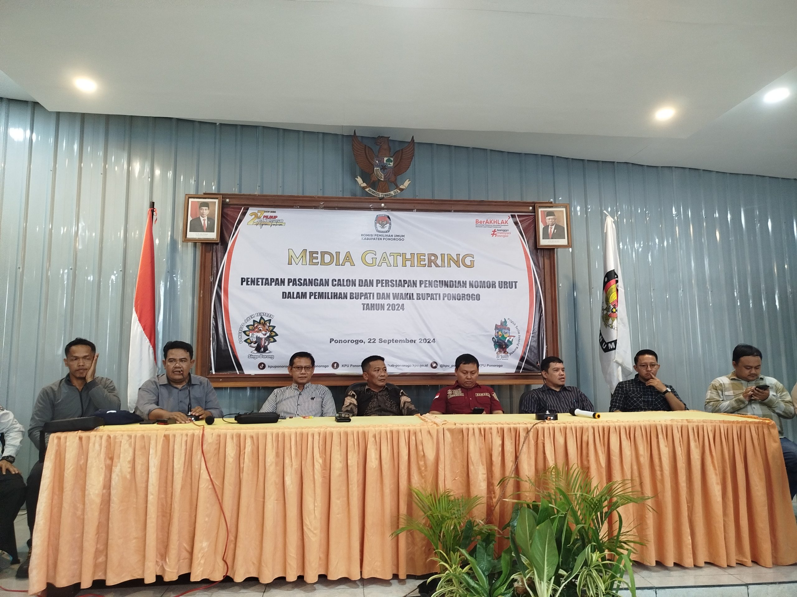 KPU Ponorogo Tetapkan Sugiri Sancoko - Lisdyarita dan Ipong Muchlisoni - Segoro Luhur Kusuma Daru Sebagai Peserta Pilbup