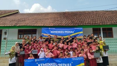 Kakanwil DJP Jawa Timur II seusai memberikan bantuan aset peralatan sekolah