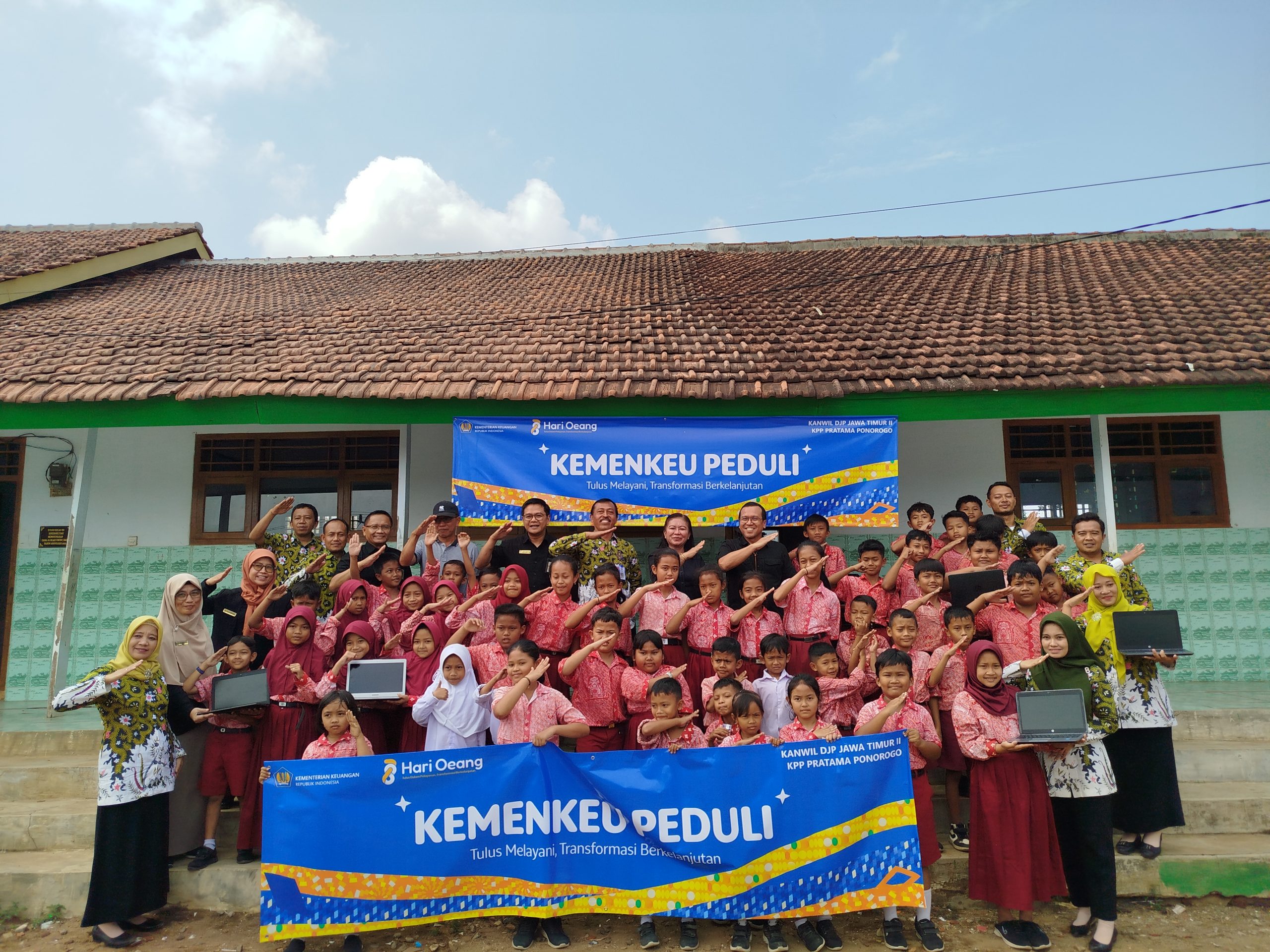 Kakanwil DJP Jawa Timur II seusai memberikan bantuan aset peralatan sekolah