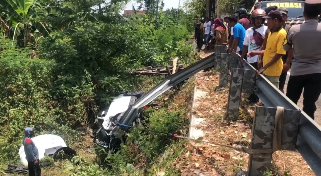 Laka Karambol Terjadi di Ponorogo, Satu Kendaraan Masuk ke Parit Sedalam 10 Meter