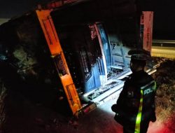 Truk Hino Terguling di KM 691 Tol JoMo, Pengemudi Diduga Mengantuk