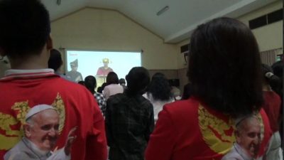 Khidmat! Ratusan Umat Katolik di Jombang Ikuti Misa Akbar Paus Fransiskus Secara Online