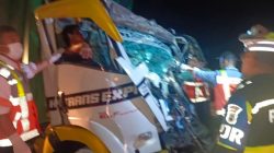 Truk Box Muatan Paket Alami Kecelakaan di Tol Jombang - Mojokerto, Tabrak Truk Gandeng Muatan hingga Alami Luka Berat