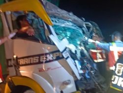 Truk Box Muatan Paket Alami Kecelakaan di Tol Jombang – Mojokerto, Tabrak Truk Gandeng Muatan hingga Alami Luka Berat