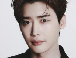 Lee Jong Suk Dikabarkan Akan Bergabung Kembali dengan Sutradara “W” dalam Drama Baru