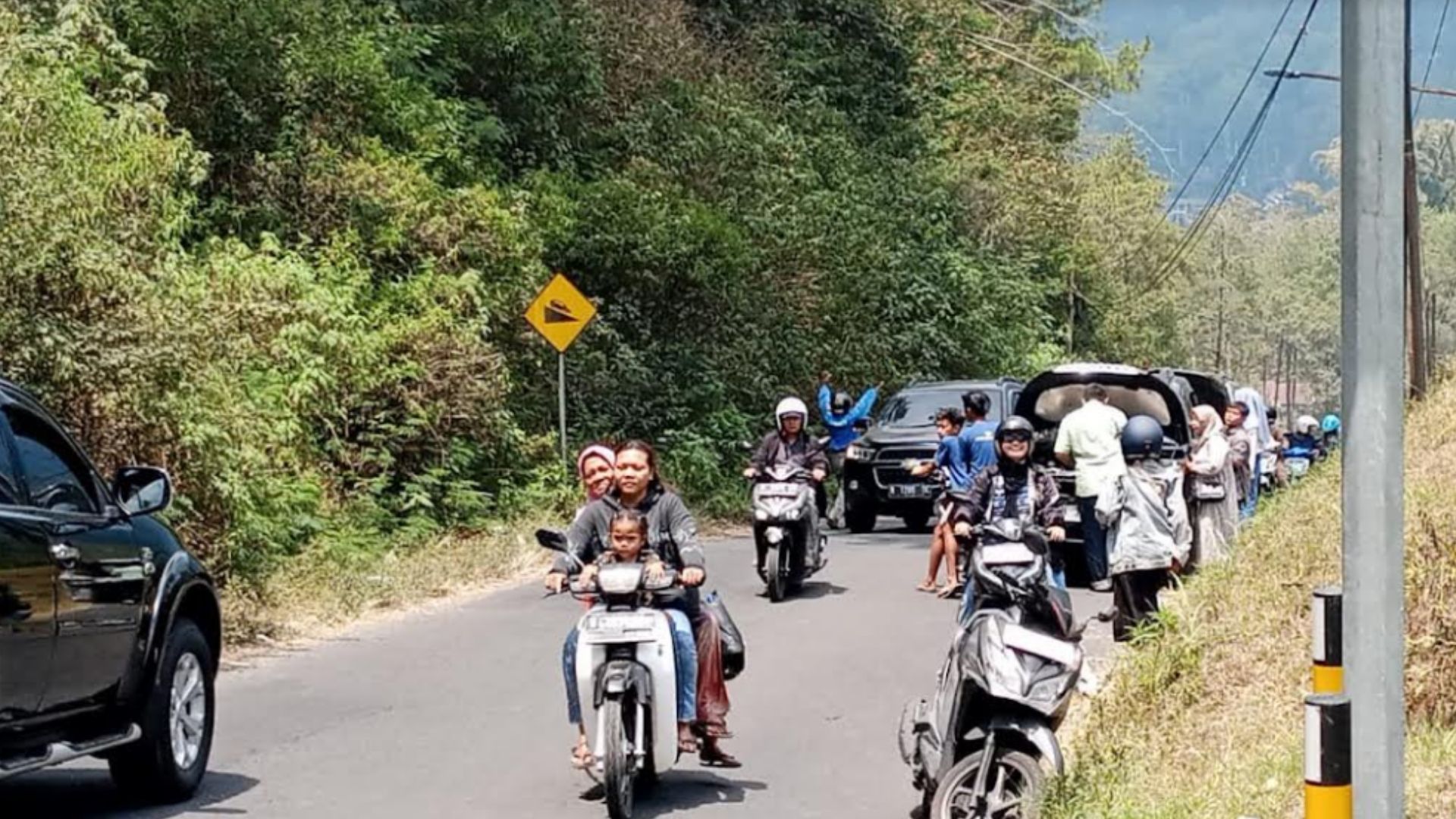 Libur Panjang Picu Kemacetan di Jalur Klemuk, Banyak Kendaraan Overheat dan Mogok