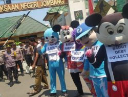 Kantor Kejaksaan Negeri Jombang Diepenuhi Badut, Massa Krtik Lambatnya Penanganan Kasus Korupsi