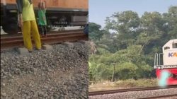 Video Detik-detik 4 Orang Tersambar Kereta Api Fajar Utama di Karawang Hebohkan Warganet