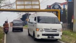 Mobil Haice Terobos Portal Permanen di Jalur Klemuk, Arus Lalu Lintas Jadi Terjebak!