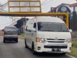 Mobil Haice Terobos Portal Permanen di Jalur Klemuk, Arus Lalu Lintas Jadi Terjebak!