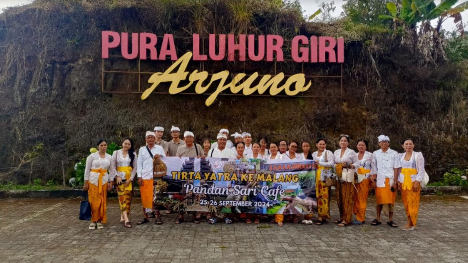 Umat Hindu Asal Bali Manfaatkan Momen Galungan di Pura Giri Batu Sekaligus untuk Berlibur