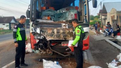 Bus Harapan Jaya Tabrak Truk Pengangkut Pupuk Kandang, Dua Orang Jadi Korban!