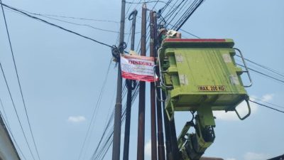 Jaringan Kabel Optik di Jalan Desa Jeli Tulungagung Terpaksa Diputus Satpol PP