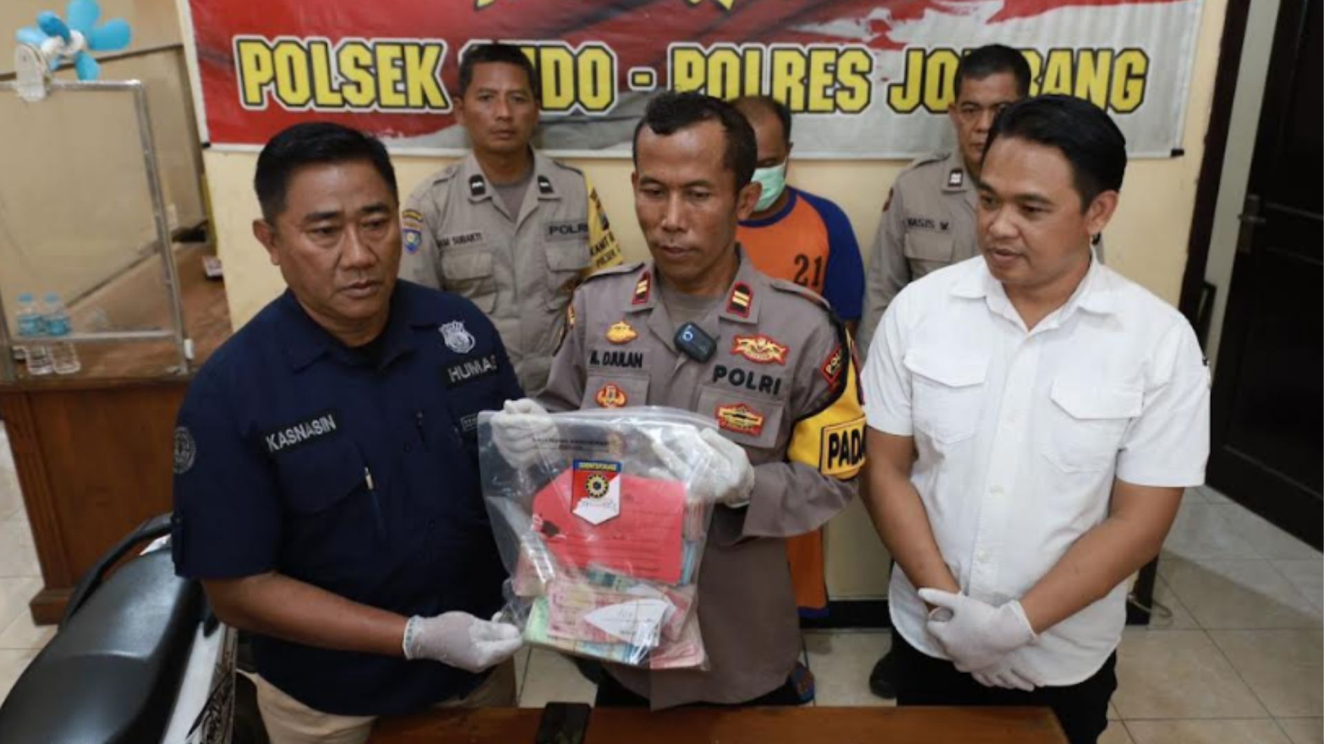 Pria Kediri Curi Uang Rp 107 Juta untuk Judi Sabung Ayam. Polres Jombang Beberakan Fakta!