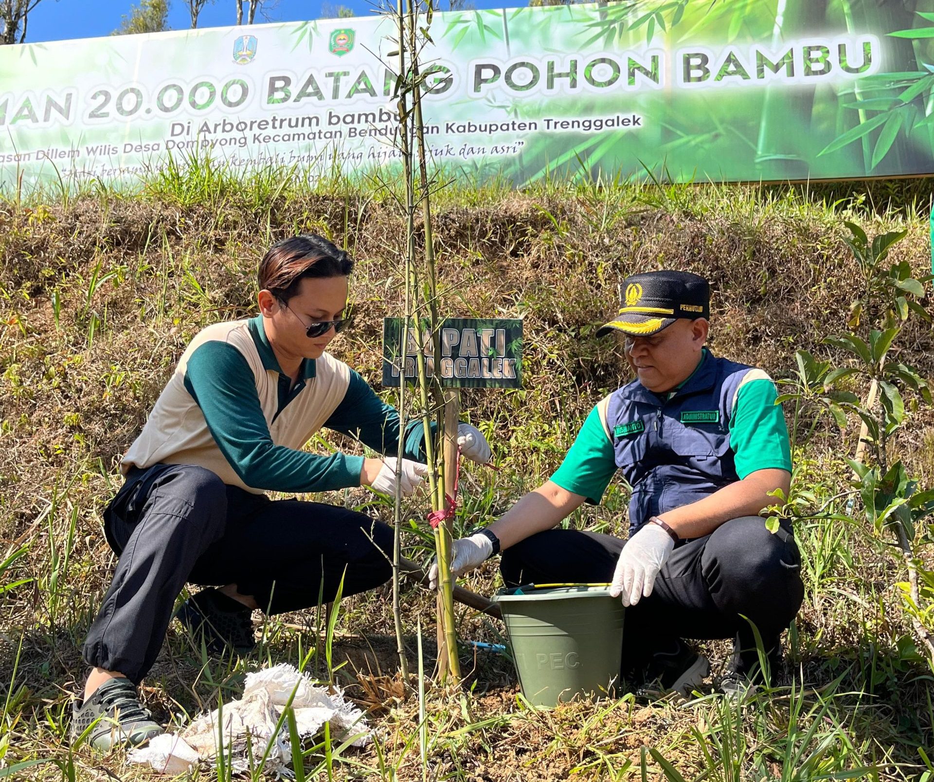 Menjaga Kelestarian Alam, Perhutani KPH Kediri Hadir dalam Penanaman Bambu di Dilem Wilis Bersama Bupati Trenggalek