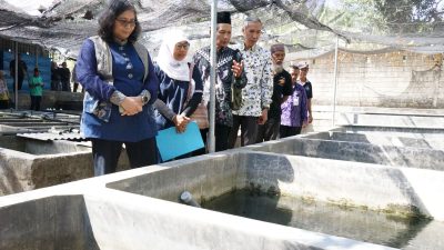 Pj Wali Kota Kediri Serahkan Bantuan Hibah 13 Unit Bak Kolam Fiber Ke Pokdakan Mutiara Mandiri Abadi