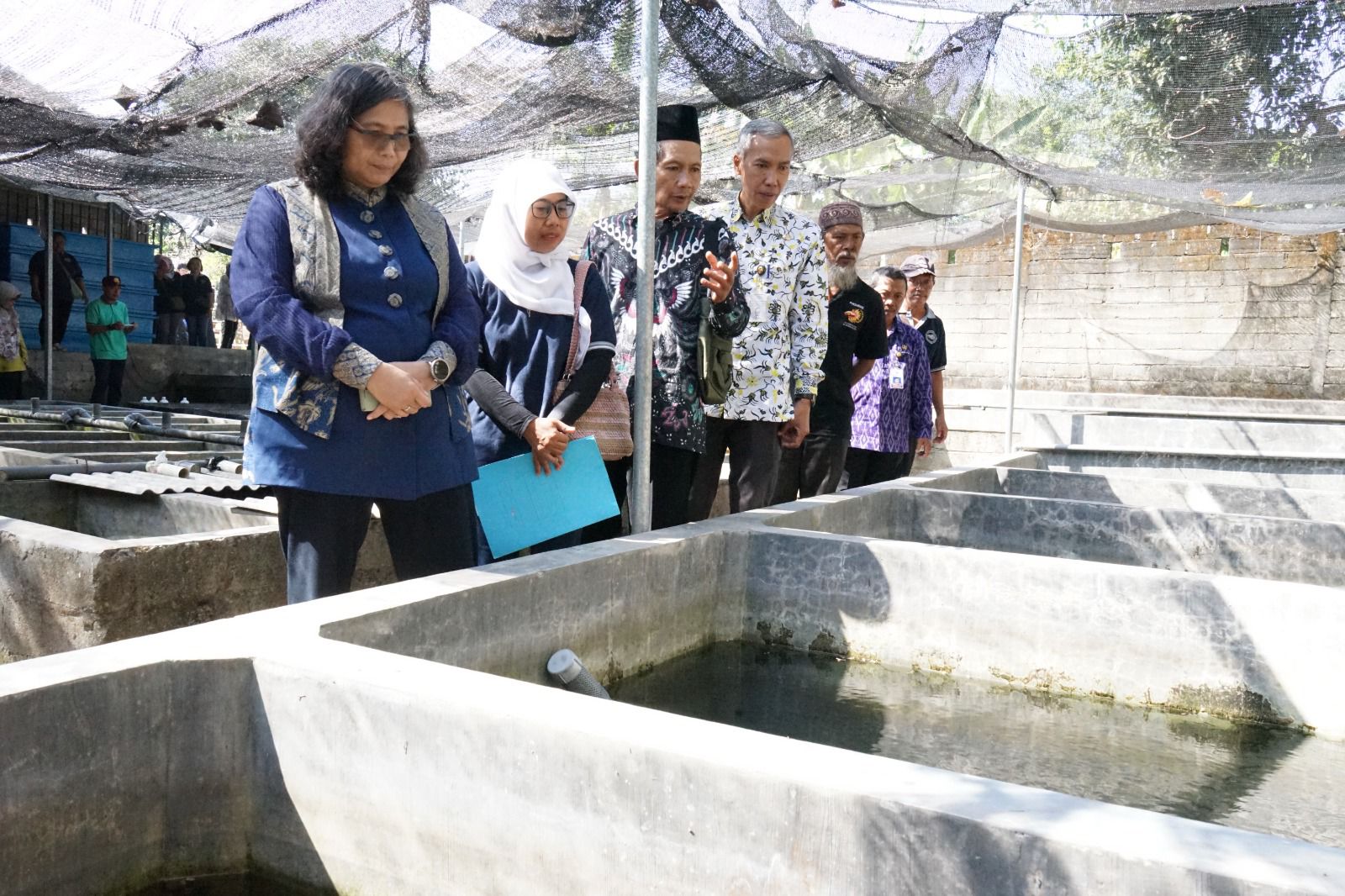 Pj Wali Kota Kediri Serahkan Bantuan Hibah 13 Unit Bak Kolam Fiber Ke Pokdakan Mutiara Mandiri Abadi